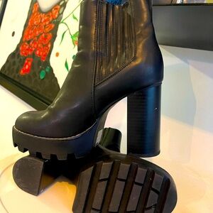 Black boots nice heal